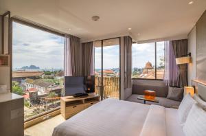 Телевизор и/или развлекательный центр в Holiday Inn Resort Krabi Ao Nang Beach by IHG