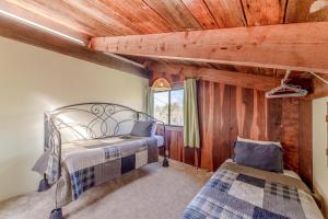 1 Schlafzimmer mit 2 Betten und einem Fenster in der Unterkunft Big Bay Cabin in Eureka