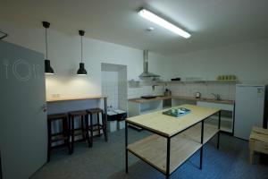 Kuchyň nebo kuchyňský kout v ubytování Hostel U Zlatého kohouta