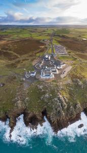 una vista aérea de un complejo en el borde del océano en The Land's End Hotel en Sennen