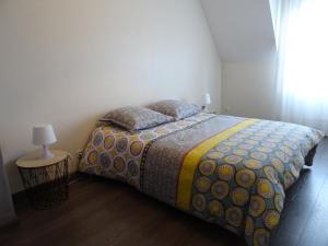 Postel nebo postele na pokoji v ubytování Duplex residence d'orléans