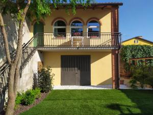 een huis met een balkon en een tuin bij La casetta in collina in Valeggio sul Mincio