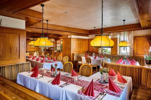 Restaurace v ubytování Hotel Gasthof zur Post + 17 fotografií
