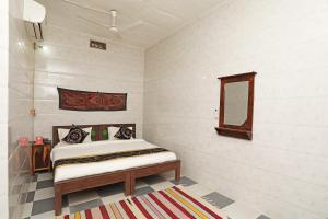 En eller flere senger på et rom på Hotel Heera Court