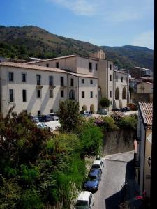 une ville avec des voitures garées dans un parking dans l'établissement Hotel Sant'Agostino, à Paola
