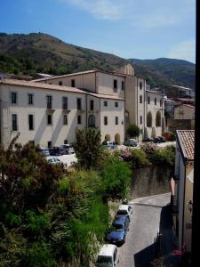 una ciudad con coches estacionados en un estacionamiento en Hotel Sant'Agostino, en Paola