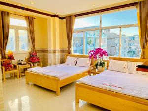 Tempat tidur dalam kamar di Mekong Rose Hotel