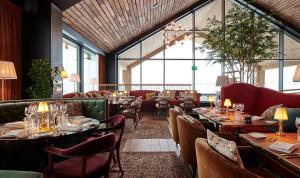 En restaurant eller et andet spisested på Fantastic apartment in Hemsedal, ski in ski out, Fyri Tunet