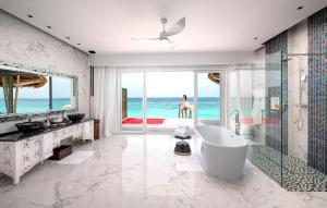 ラア環礁にあるEmerald Maldives Resort & Spa-Deluxe All Inclusiveの海の景色を望むバスルーム(バスタブ付)