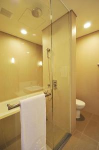 bagno con doccia in vetro e servizi igienici di Academy Hotel a Tainan