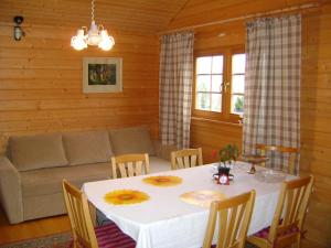 ein Wohnzimmer mit einem Tisch und einem Sofa in der Unterkunft Pivarootsi Holiday Village in Pivarootsi
