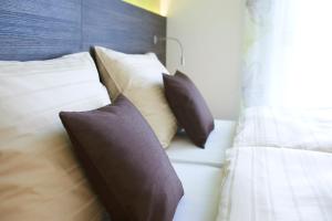 Una cama con dos almohadas encima. en eee Hotel Liezen en Liezen