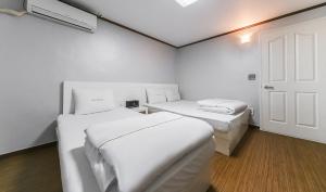 Postel nebo postele na pokoji v ubytování Hotel Valentine Gyeongju