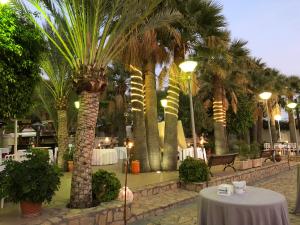 un restaurante con palmeras y una mesa con bebidas. en El Eden, en El Ejido