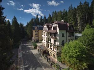 una vista aérea de un edificio con árboles en el fondo en Spa & Wellness Hotel St. Moritz en Mariánské Lázně