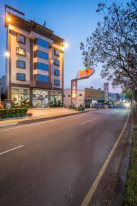 an empty street in front of a hotel at night at Yadi Hotel in Puli +43 photos