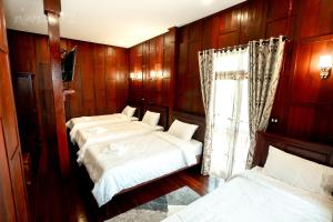 Postel nebo postele na pokoji v ubytování Baan Lhang Wangh บ้านหลังวัง