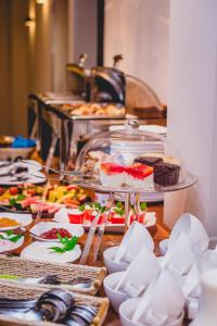 un buffet con molti tipi di cibo diversi su un tavolo di Hotel Korel a Poznań
