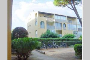 a building with bikes parked in front of it at Appartement Le Corail in Cap d'Agde