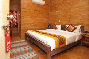 En eller flere senger på et rom på Hotel Heera Court