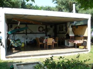 a patio with a table and chairs in a house at Ferienwohnung Welle in Freest