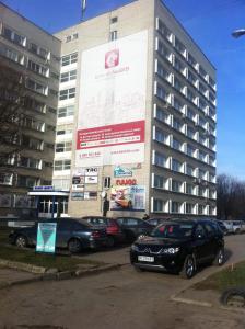 リヴィウにあるMolodizhniy Hostelの建物の前に車を停めた駐車場