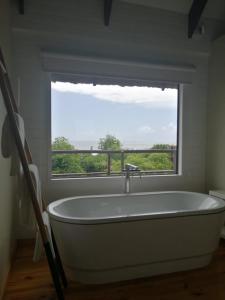 Ett badrum på Montebelo Milibangalala Bay Resort
