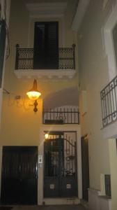 un edificio con due balconi e una porta e una luce di Corte Fiormi' a Tuglie