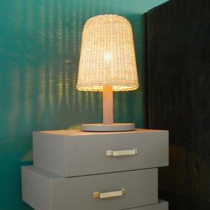 eine Lampe auf einer Kommode mit einer Schublade in der Unterkunft Seeloft - a Sharp Hotel in Herrliberg