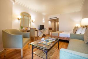 TV a/nebo společenská místnost v ubytování The Orchid Hotel Mumbai Vile Parle