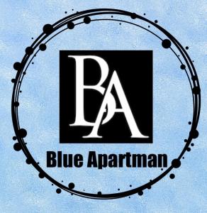um logótipo preto e branco com as palavras aquário azul em Blue Apartman em Makó