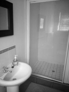 La salle de bains est pourvue d'un lavabo et d'une douche. dans l'établissement Anchorage B&B, à Elysium