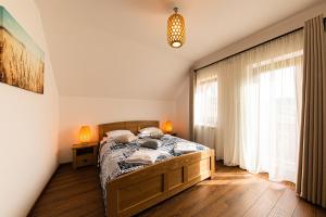 普拉伊德Hygge Praid的一间卧室，里面有一张床和一扇窗户。