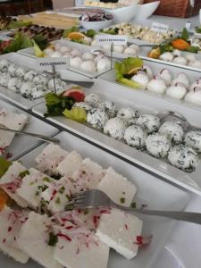 una vitrina llena de diferentes tipos de alimentos en Malvis Vacation House en Jastrzębia Góra
