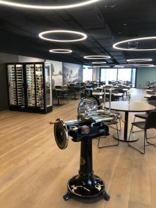 a room with tables and chairs and a microphone at Links Leuk Golfresort in Susten