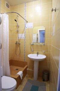 ベロクリハにあるBlagodat Resortのバスルーム(シンク、シャワー、トイレ付)