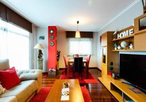 un soggiorno con divano e tavolo di Apartamento Plaza Perillana a Ponteareas
