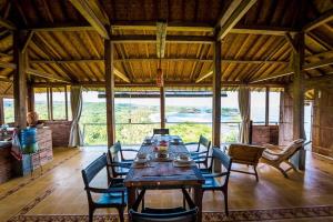 Watukarung的住宿－Batu Hill Villa，一间带木桌和椅子的用餐室