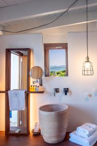 un bagno con ampia vasca e finestra di La Masía de Formentera a Sant Francesc Xavier