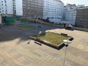 an aerial view of a courtyard in a city at Apartamentos Confortarte in Oviedo