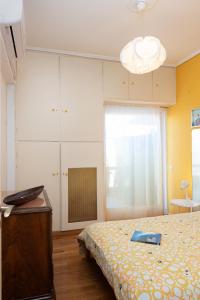 アテネにあるSo Athens - Charming 1BD flat, Large terrace, Acropolis viewのベッドルーム1室(青い本が置かれたベッド1台付)