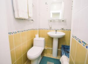 łazienka z toaletą i umywalką w obiekcie Blagodat Resort w mieście Biełokuricha