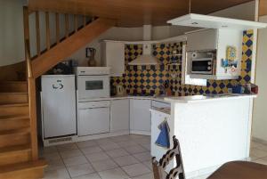 Una cocina o kitchenette en Maison 6 pers avec jardin à 130m de la plage à TREGASTEL - Ref 131