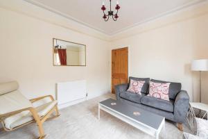 Spacious House - 2 Double Rooms - Street Parking - Garden