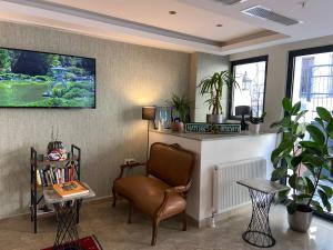 un salon avec une chaise et une table dans l'établissement Liberi Hotel Taksim, à Istanbul