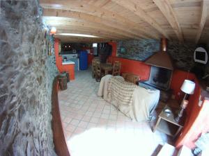 einen Luftblick auf ein Wohnzimmer mit einem Sofa in der Unterkunft Casa Aigra in Góis