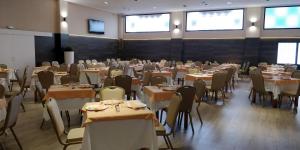 a dining room filled with tables and chairs at Hostal La Despensa de Extremadura in Plasencia +10 photos
