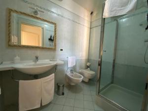 een badkamer met een wastafel, een douche en een toilet bij Agriturismo la Chiusola in Ozzano dell Emilia