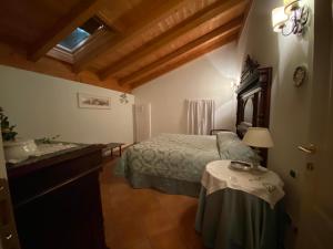 Un dormitorio con una cama y una mesa. en Agriturismo la Chiusola, en Ozzano dell'Emilia