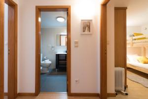 Koupelna v ubytování LovelyStay - The Porto Getaway Duplex - Free Parking + 27 fotografií